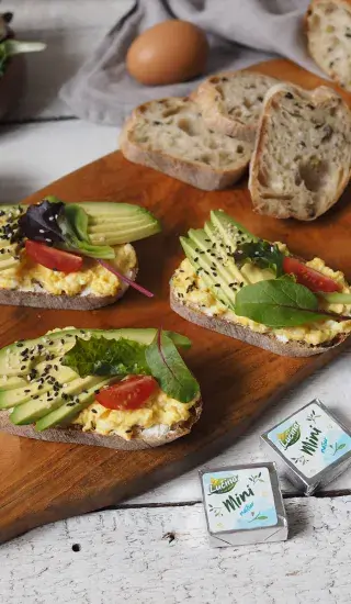 Avokádový chlebíček s míchanými vajíčky