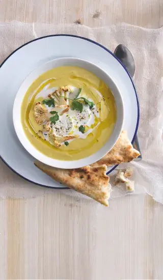 Indická květáková polévka s panýrem