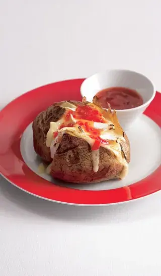 Plněné pečené brambory s chilli a sýrem brie