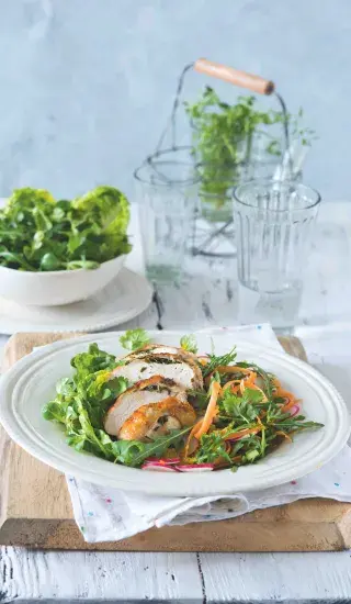 Pečená kuřecí prsa se šalvějovým máslem a salátem