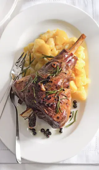 Pečené jehněčí kolínko s česnekem a jalovcem