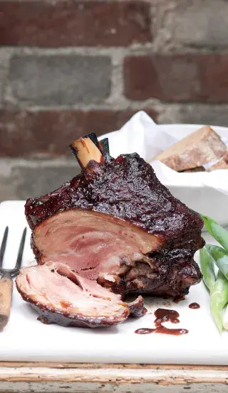 Pečené uzené koleno s povidlovým glazé