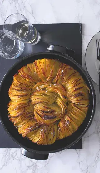 Pečené bramborové plátky a glazované zelíčko pak čoi