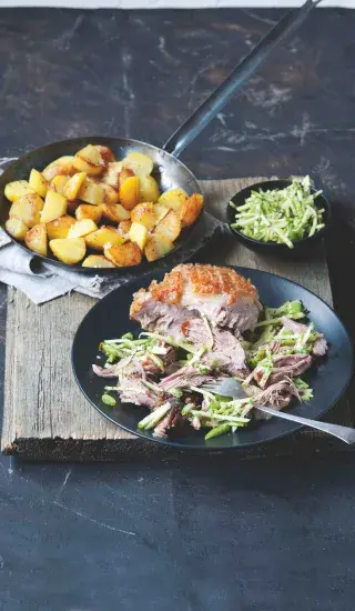 Pečené vepřové s jablečným salátem