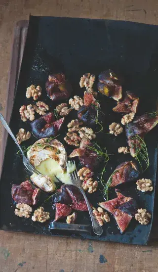 Pečený sýr s fíky a vlašskými ořechy