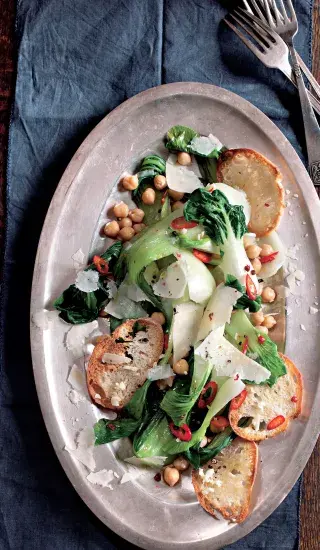 Pikantní listy s cizrnou a křupavým chlebem