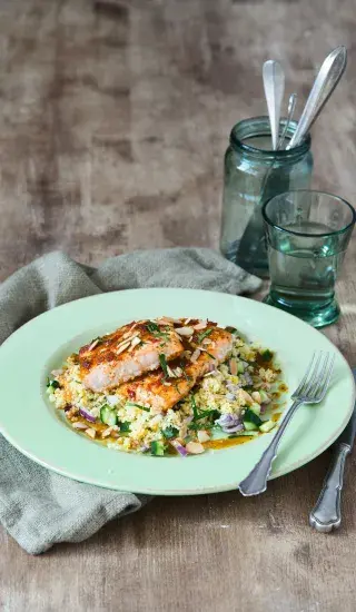 Pikantní losos s harissou a kuskusem