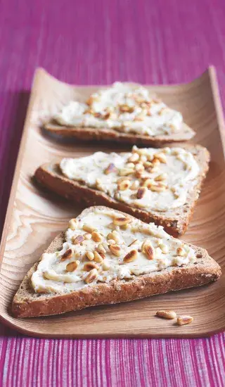 Chléb s piniovým medovým máslem