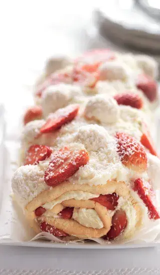 Piškotová roláda s kokosovým krémem, jahodami a rafaelem