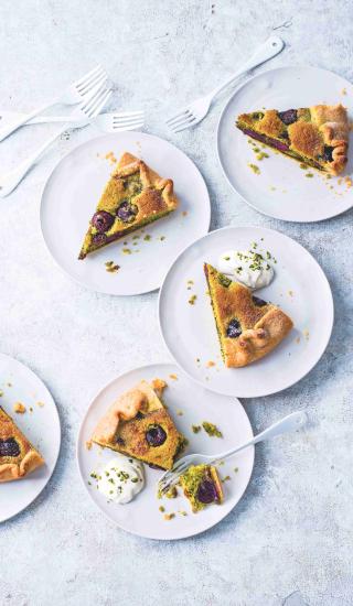 Pistáciovo-třešňový ‚bakewell‘ koláč