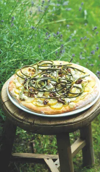 Pizza s česnekovými výhonky