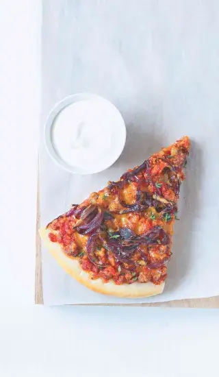 Pizza s mletým masem a čedarem