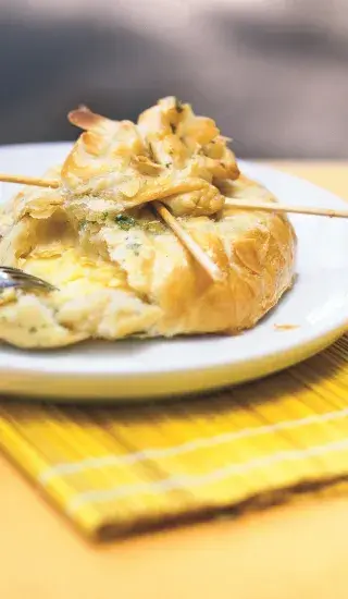 Plísňový sýr s mandlemi v balíčku