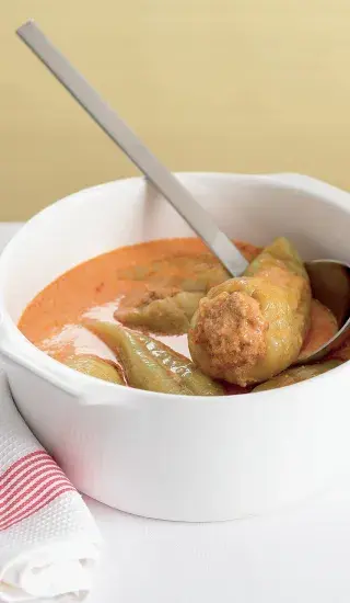 Plněné papriky s rajskou omáčkou a knedlíkem