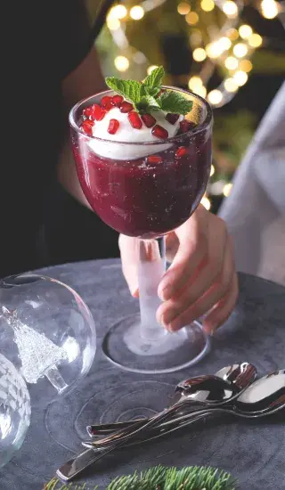 Pohár z lesního ovoce se šlehačkou