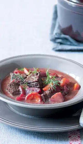 Hovězí guláš s červenou řepou