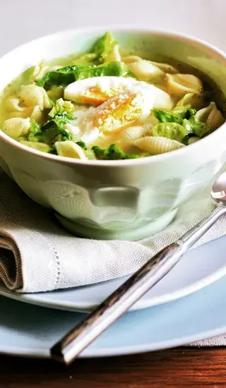 Polévka s jarním salátem