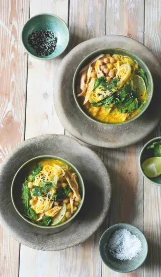 Polévka s kurkumou a uzeným kuřetem