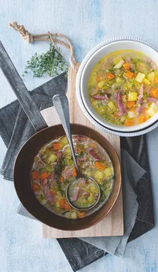 Polévka s uzeným kolenem