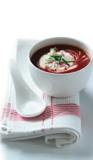 Polévka z červené řepy a rajčat