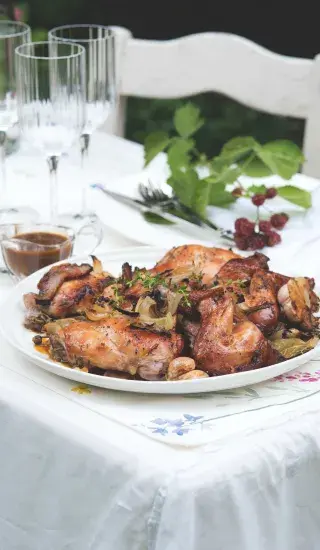 Pomalu pečený králík s česnekem, cibulí a bylinkami