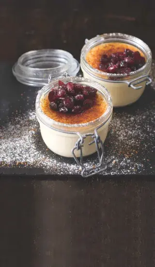 Pudink s rumovými brusinkami a perníkovou drobenkou