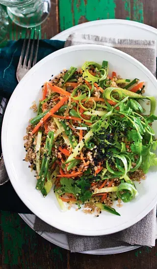 Quinoový salát ochucený černým čajem a sezamem