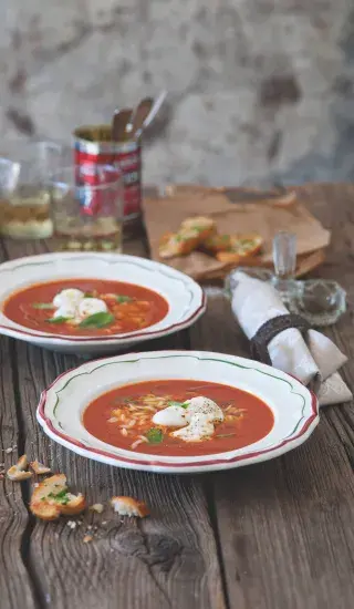 Rajčatová polévka s rozpečenými bocconcini