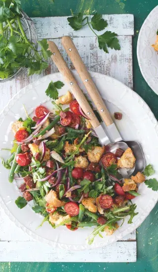 Rajčatový salát s chlebem a chorizem