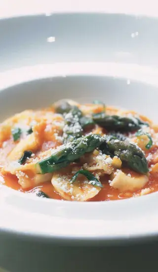 Ravioly plněné sýrem s chřestem a rajčatovou omáčkou