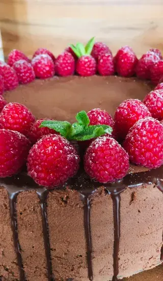 Čokoládový dort se zakysanou smetanou a malinami