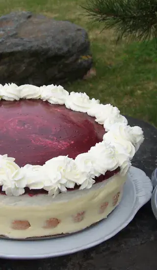 Jemný nepečený cheesecake s malinovou polevou