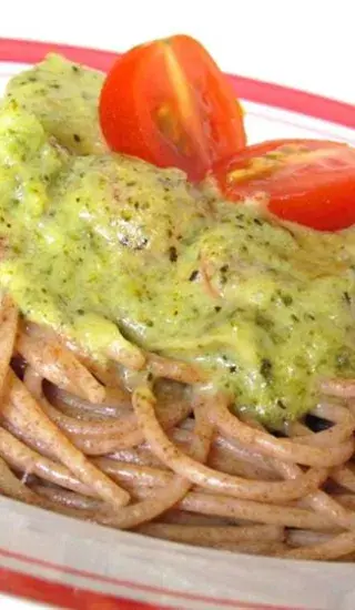 Grahamové špagety s brokolicovou omáčkou a cherry rajčaty