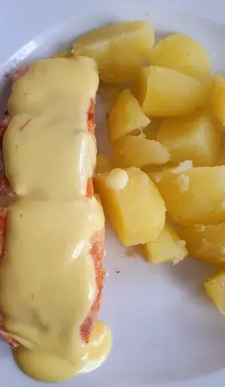 Losos se šafránovou omáčkou a rozmarýnovými bramborami