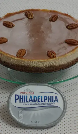 Skořicový cheesecake se slaným karamelem