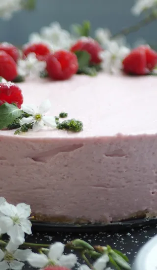 Nepečený malinový cheesecake s mátovo-bazalkovým cukrem