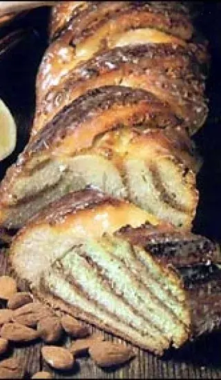 Kynutý cop plněný skořicí a marcipánem