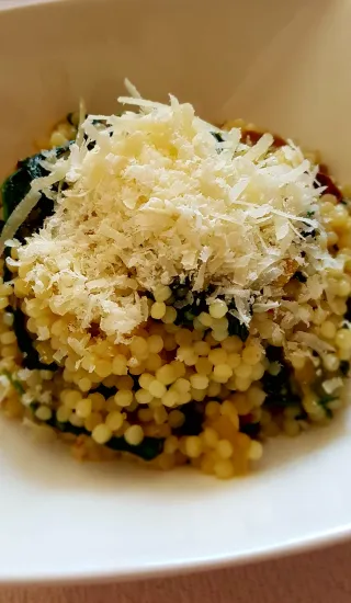 Tarhoňa s baby špenátem a sušenými rajčaty