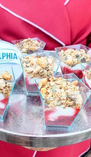 Obrácený nepečený cheesecake s medovou granolou