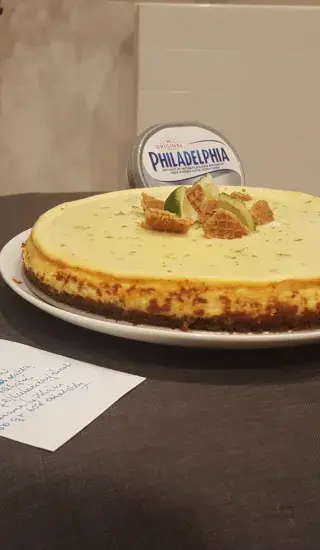 Limetkový cheesecake s bílou čokoládou a s vaflemi