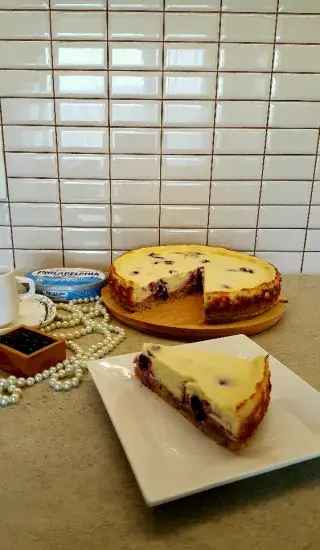 Borůvkový cheesecake s korpusem z lískových oříšků