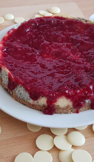 Makový cheesecake s bílou čokoládou a brusinkovou omáčkou