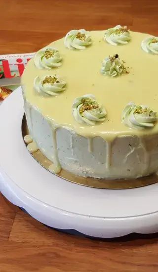 Pistáciový dort s polevou z bílé čokolády