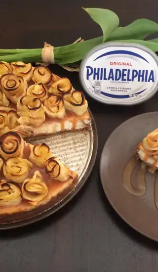 Cheesecake s jablečnými růžičkami zalitý karamelem