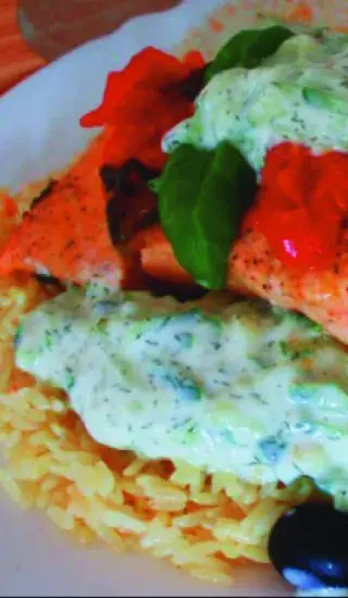 Losos s rajčaty a tzatziky