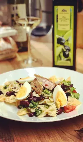 Těstovinový salát s fazolemi a tuňákem