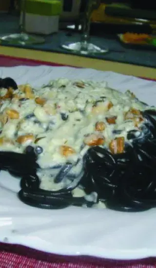 Třísýrová omáčka s ořechy