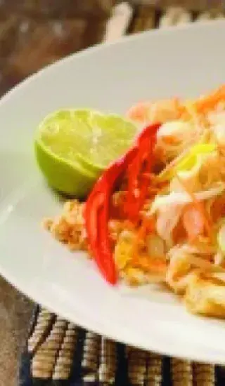 Rýžové nudle s kuřecím masem a tofu