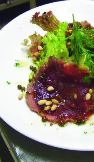 Listový salát s čerstvým tuňákem