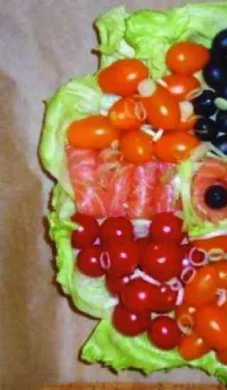 Zeleninová mísa s uzeným lososem a olivami